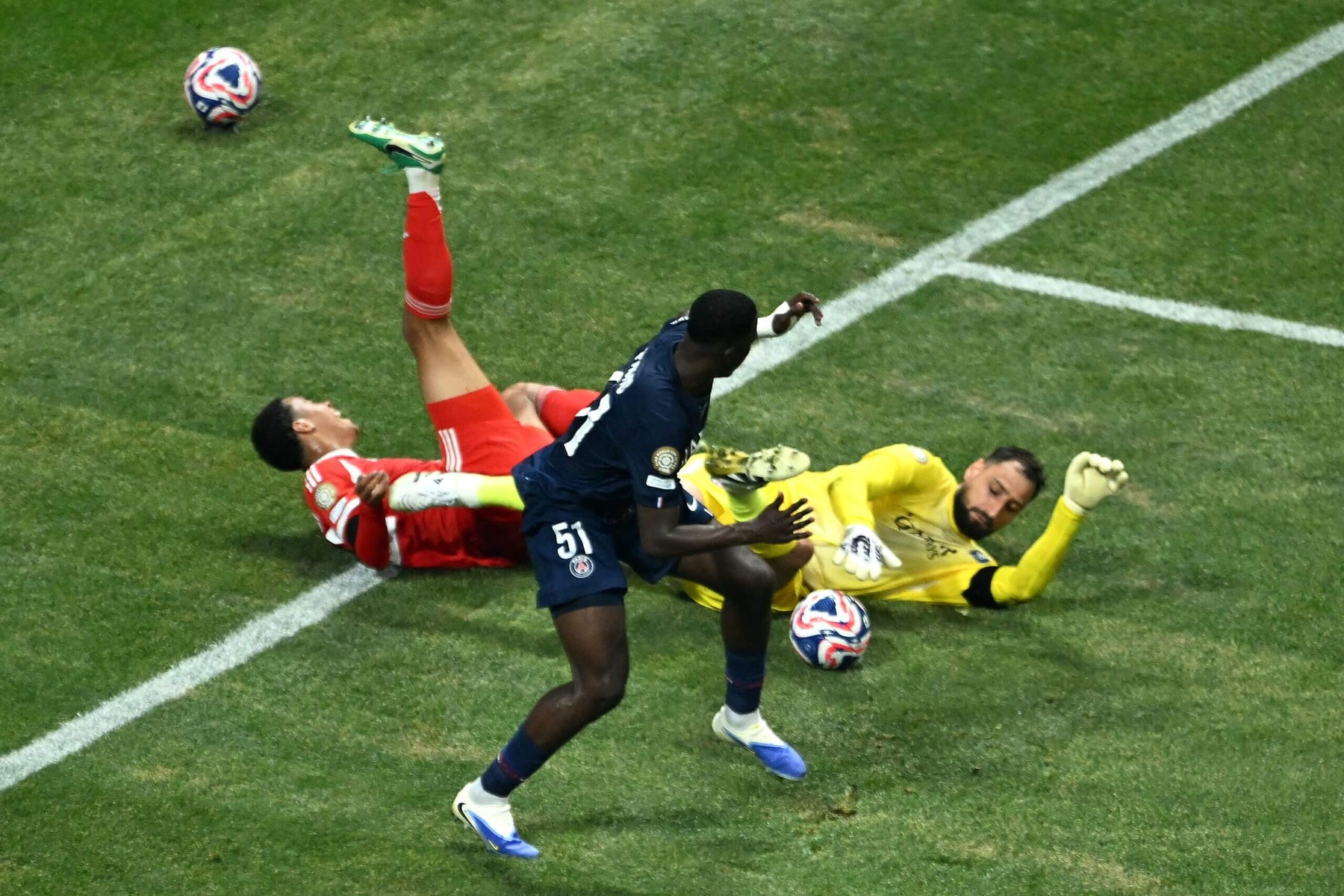 诺伊尔赛后怒喷多纳鲁马伤害穆西亚拉，库尔图瓦则称动作没问题