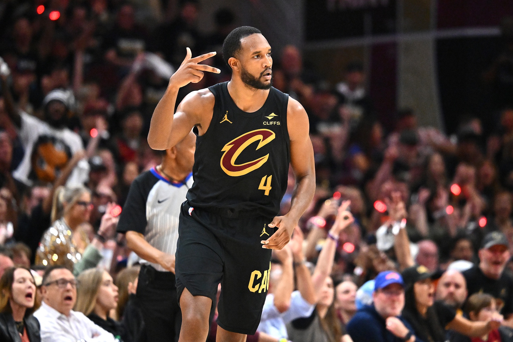 世界杯预选赛-莫布里休赛期全面升级进攻技巧：跳投、控球与终结能力显著提升